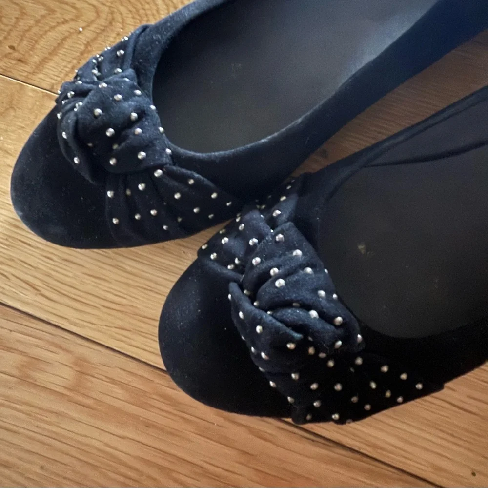 Stuart Weitzman Suede Studded Bow Wedges Black 6 - Picture 3 of 4